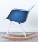 Charles Eames schommelstoel in blauw