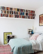 Een hangende boekenkast hoog tegen het plafond