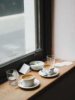 lege koffiekopjes in de vensterbank