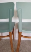 twee stoelen met pastel bovenkant
