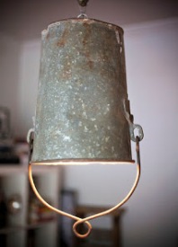 een oude emmer als hanglamp