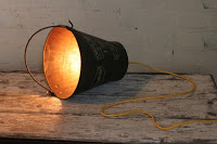 een oude emmer als liggende lamp