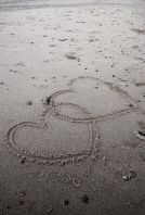 harten getekend in het zand