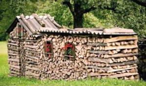 houtstapel in de vorm van een huisje
