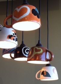 DIY hanglamp van koffiekopjes met fittingen erin