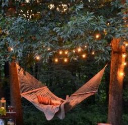 hangmat met lichtjes in de bomen