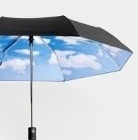 paraplu met blauwe hemel aan de binnenkant