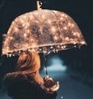 meisje met paraplu met lichtjessnoer erin