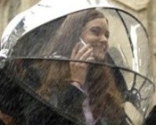 vrouw met een dichte kap als paraplu