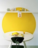 Gele cirkel op de muur boven een ronde tafel