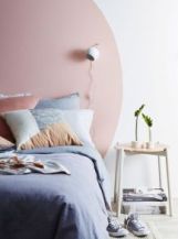 slaapkamer met roze cirkel