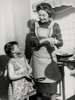 moeder en dochter bakken pannenkoeken