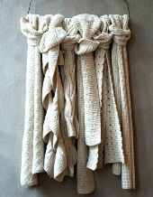 witte sjaals op een hanger