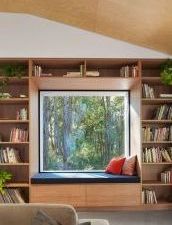vensterbankje tussen boekenkasten