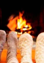 met warme voeten bij een vuurtje