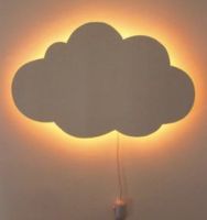 lamp met licht achter een wolk