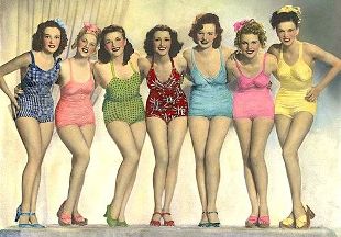 zeven vrouwen in een retro zwempak